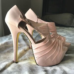 Pale pink heel , yellow bottom